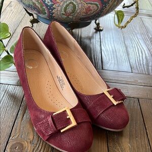 Elegant NWOT Burgundy Buckle wedge shoes 6.5